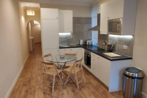 Battersea 3-bedroom apartment with patio garden